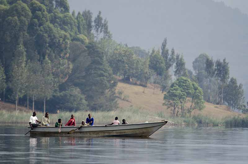 72 - Uganda - lago Bunyonyi - gente trabajando en barca